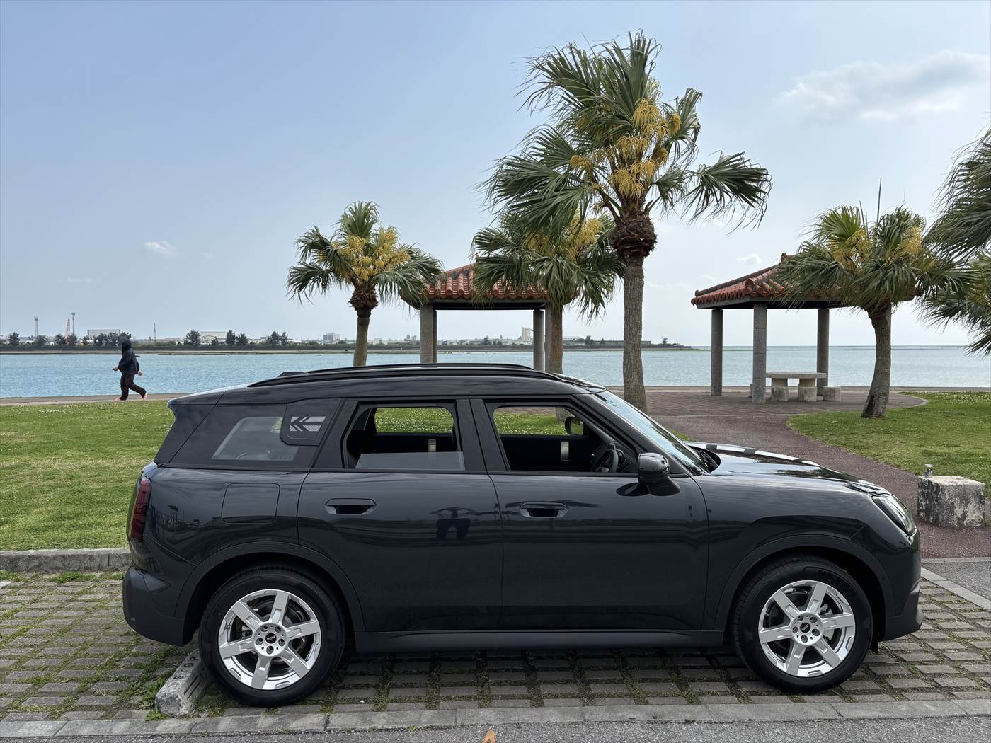 沖縄のレンタカープレミアムファーストの車：MINI COUNTRYMAN　サイド
