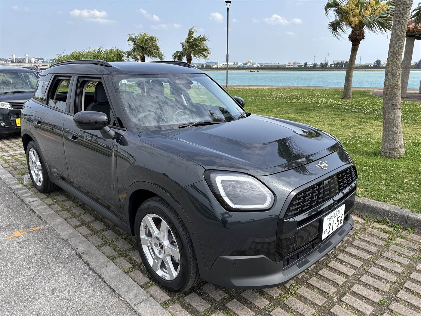 沖縄のレンタカープレミアムファーストの車：MINI COUNTRYMAN　フロント