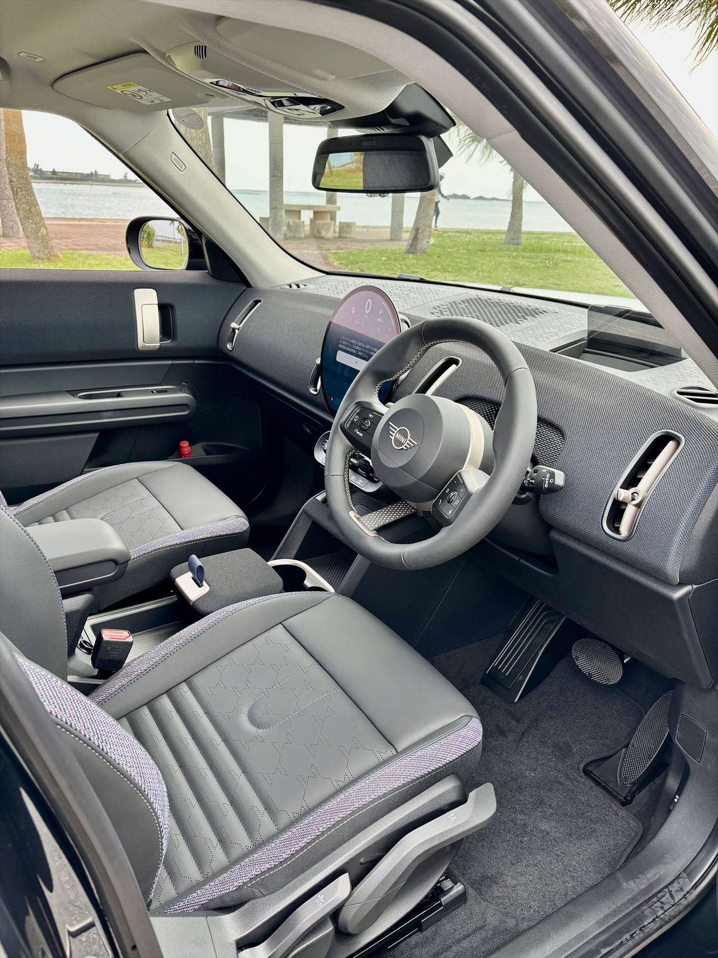 沖縄のレンタカープレミアムファーストの車：MINI COUNTRYMAN　運転席