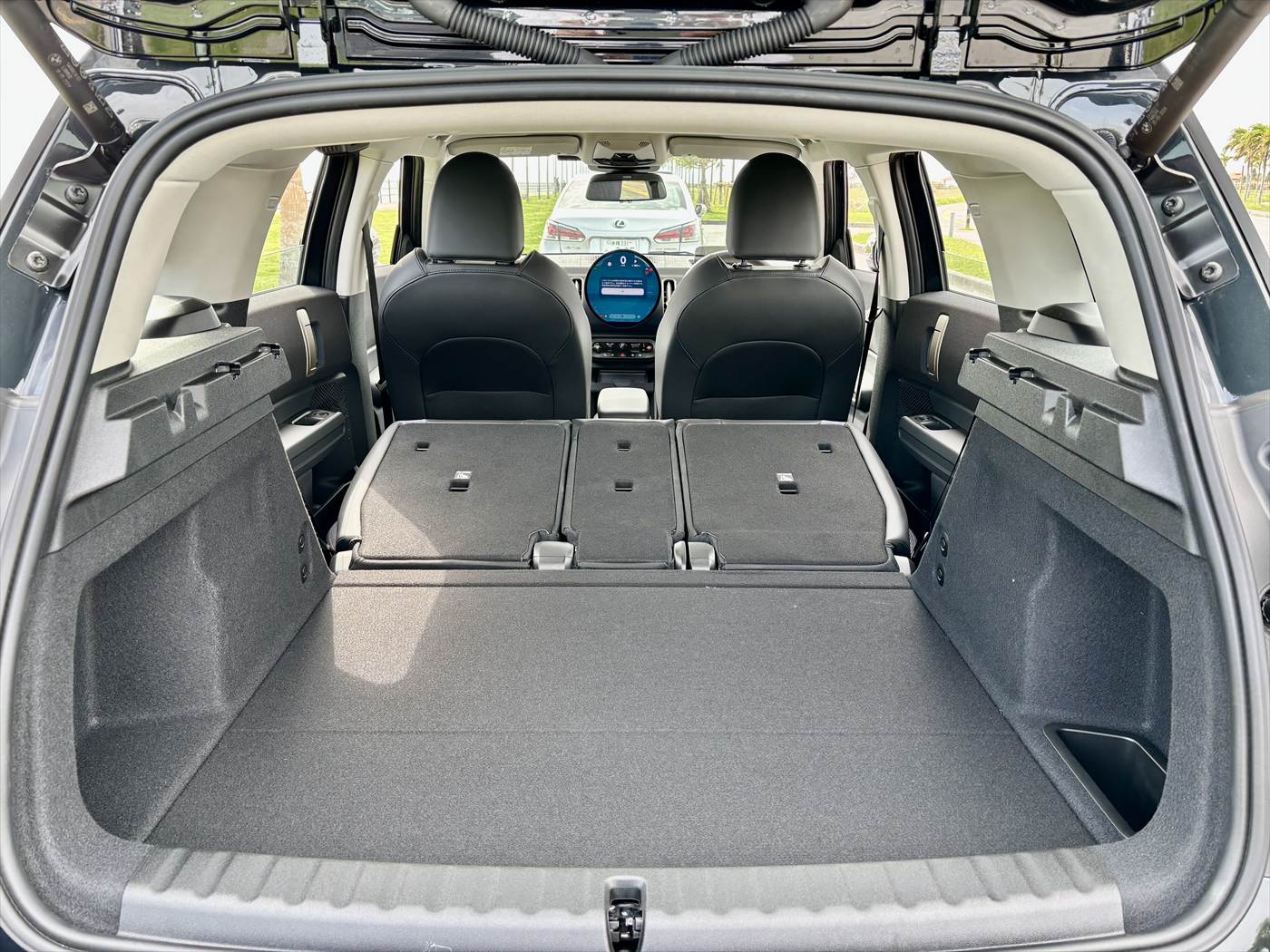 沖縄のレンタカープレミアムファーストの車：MINI COUNTRYMAN　トランク