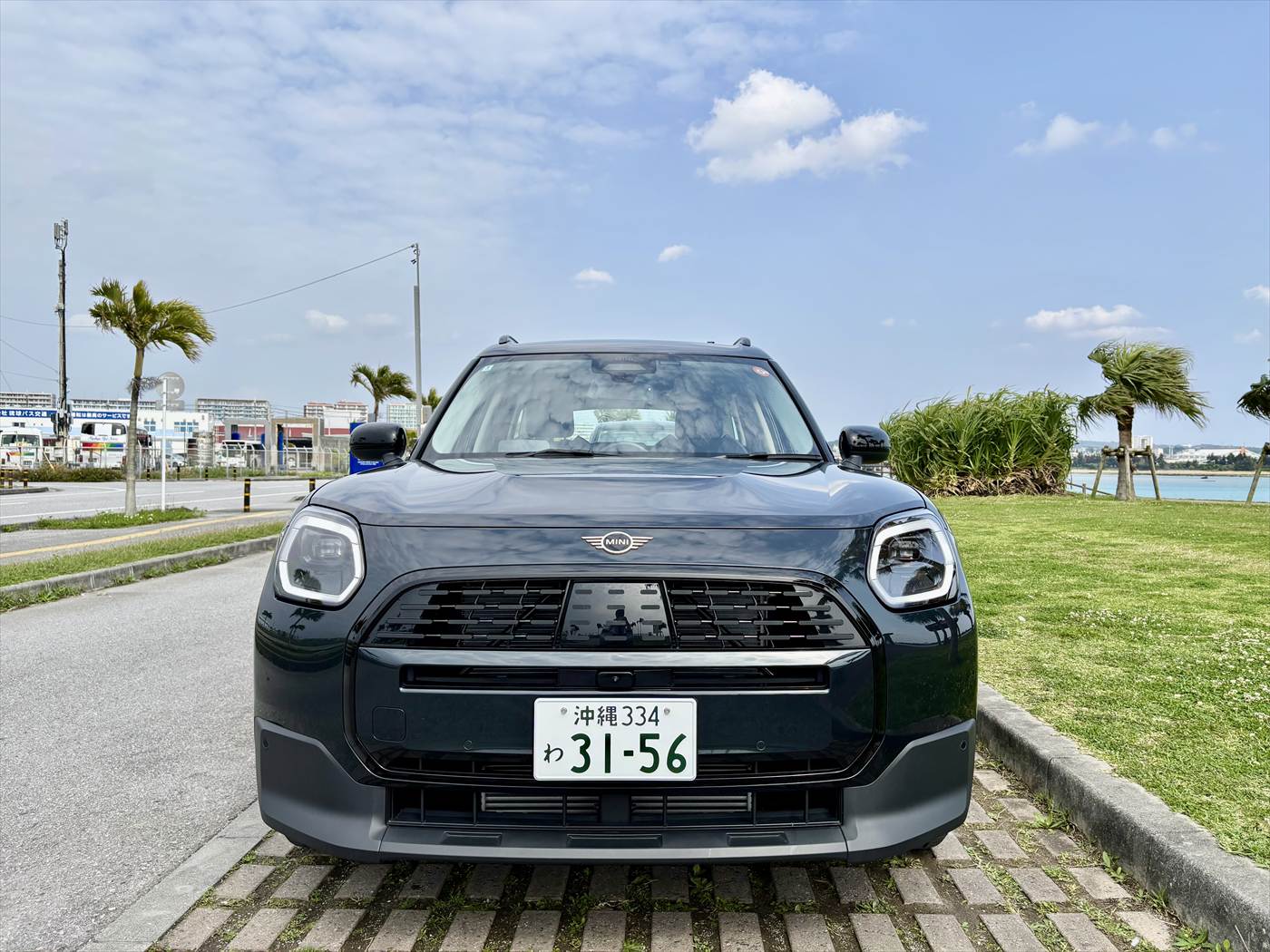 沖縄のレンタカープレミアムファーストの車：MINI COUNTRYMAN　フロント