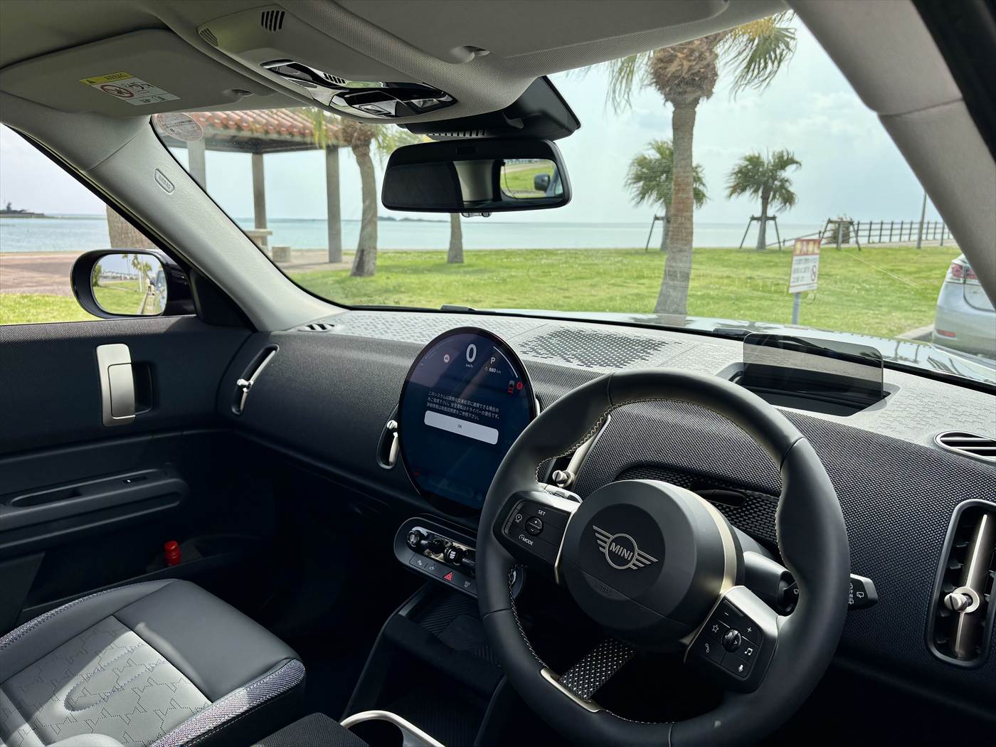 沖縄のレンタカープレミアムファーストの車：MINI COUNTRYMAN　運転席