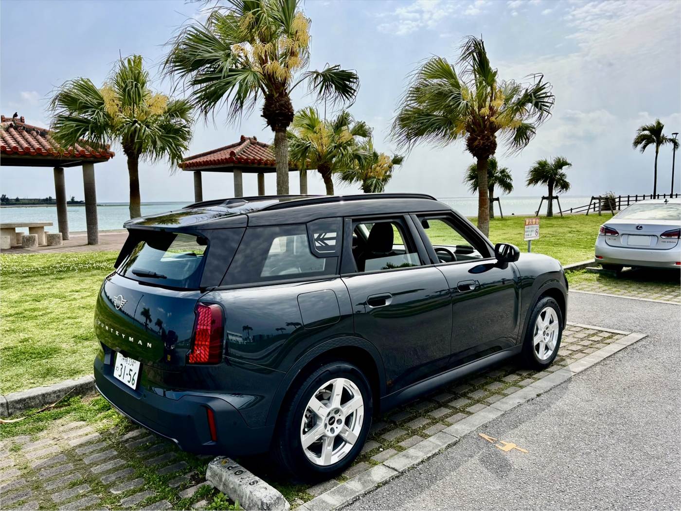 沖縄のレンタカープレミアムファーストの車：MINI COUNTRYMAN　サイド