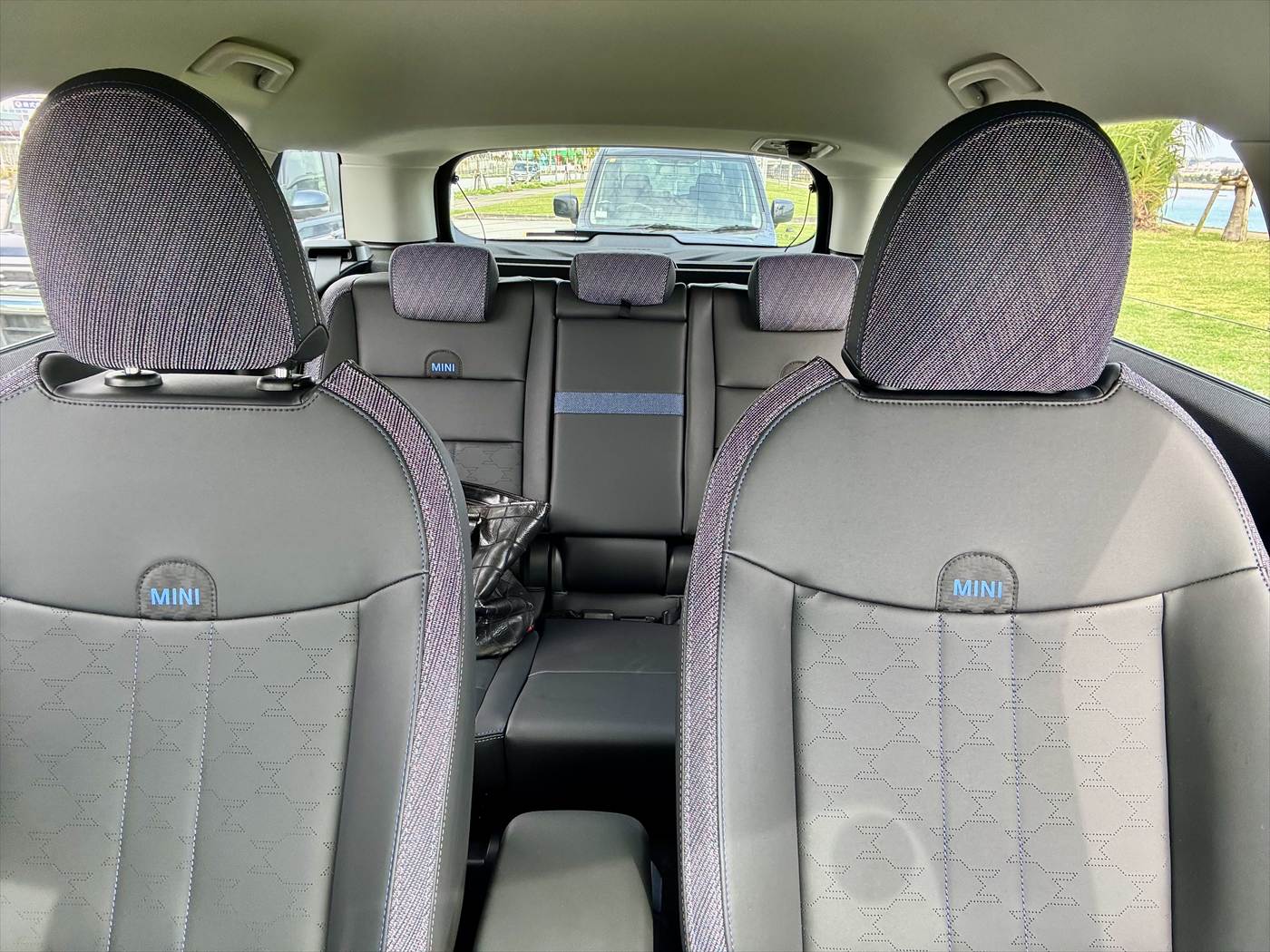 沖縄のレンタカープレミアムファーストの車：MINI COUNTRYMAN　後部座席